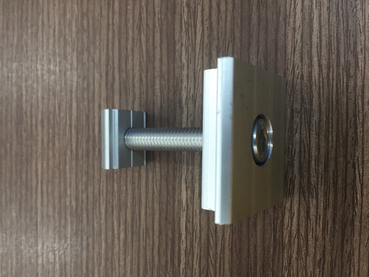 Kẹp giữa tấm pin năng lượng mặt trời